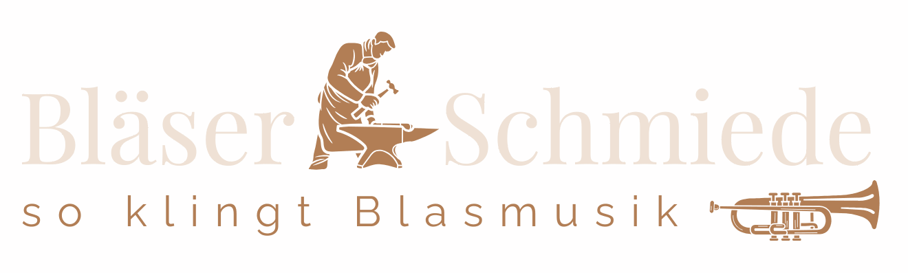Das Bild zeigt den Schriftzug "Bläser-Schmiede" in einer stilvollen Schrift. Darunter steht "so klingt Blasmusik". Links ist eine stilisierte Figur zu sehen, die an einem ambossähnlichen Objekt arbeitet. Rechts ist eine Trompete abgebildet. Der Hintergrund ist in sanften Farben gehalten.